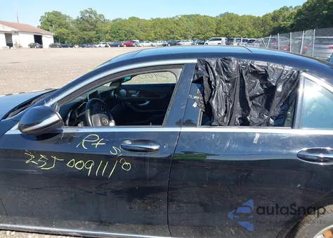 2015 Mercedes-Benz C 300 4Matic из США, поврежденный, VIN 55SWF4KB9FU034252